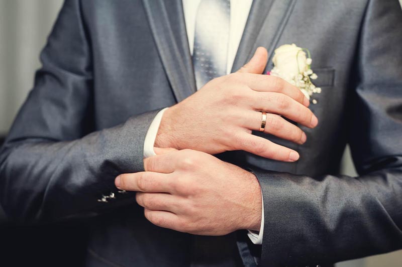 Quels sont les différents styles de costumes pour hommes que propose une boutique à Saint-Paul ?